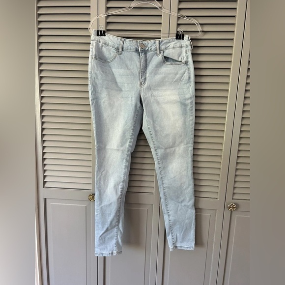 Zara, size 6, light white washed skinny denim
Jeans , fitted - Picture 1 of 5